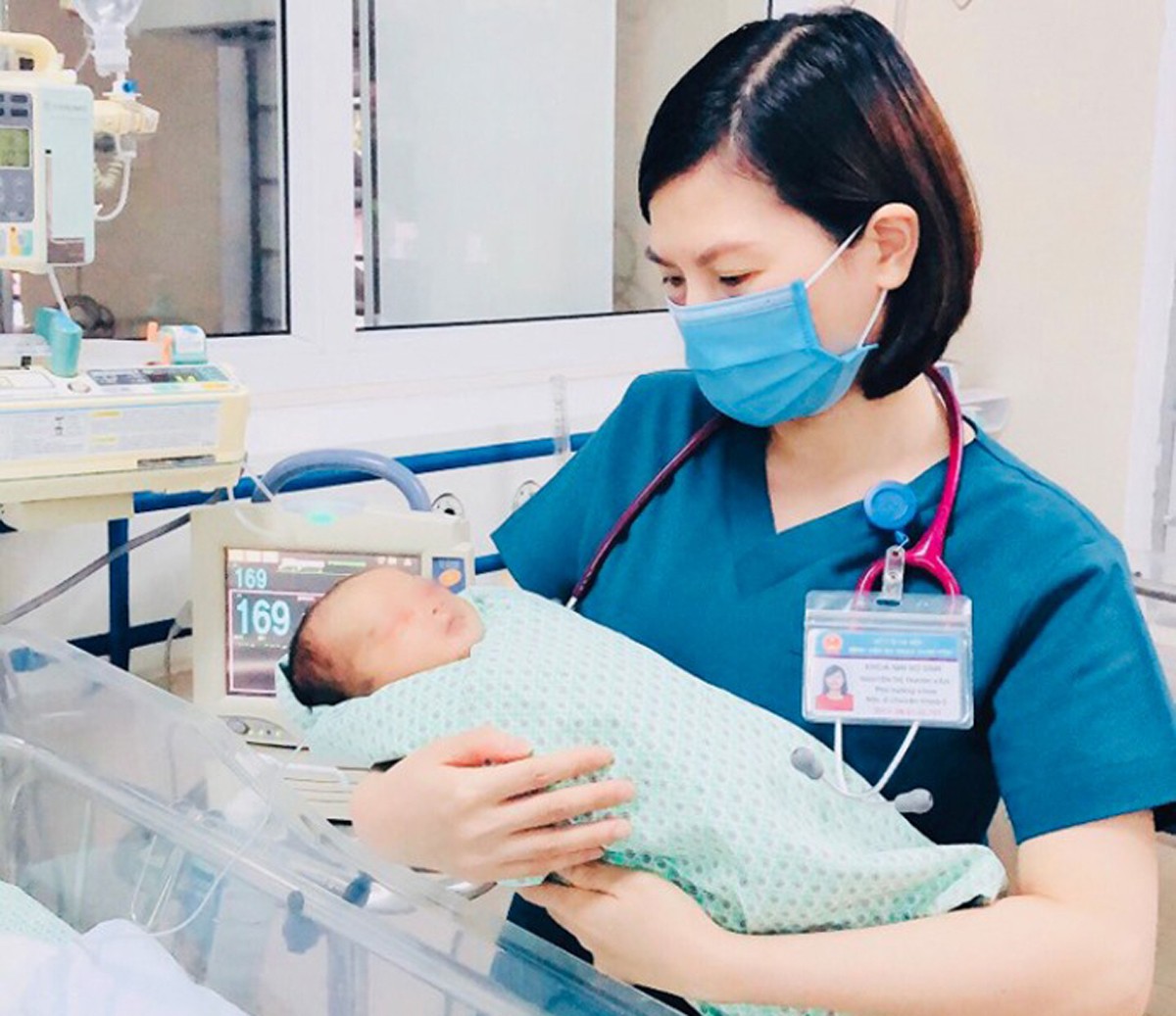 Bé trai bị bỏ rơi ở hố ga vẫn nguy kịch