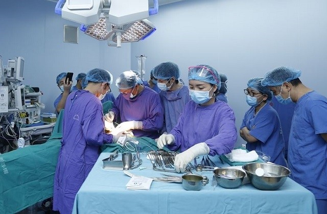 11 giờ căng thẳng loại bỏ khối u xương cùng cụt khổng lồ