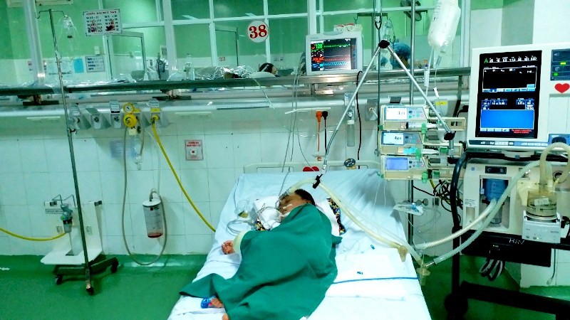 Hiện tại bệnh nhi đang được tích cực điều trị, lọc máu. (Ảnh: HỮU HỘI)