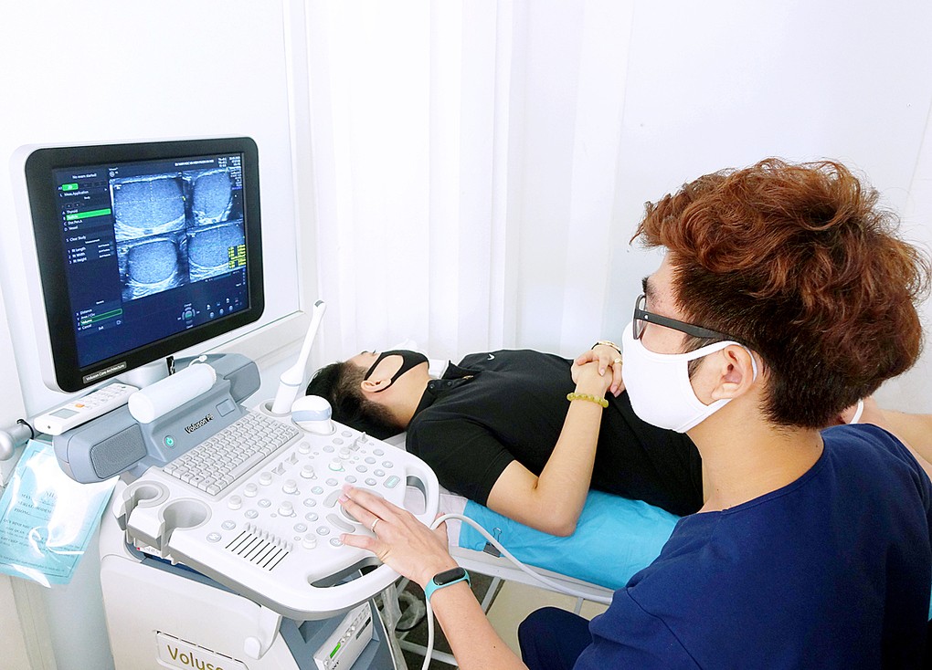 Bác sĩ siêu âm nam khoa cho bệnh nhân. Ảnh: Minh Thư.