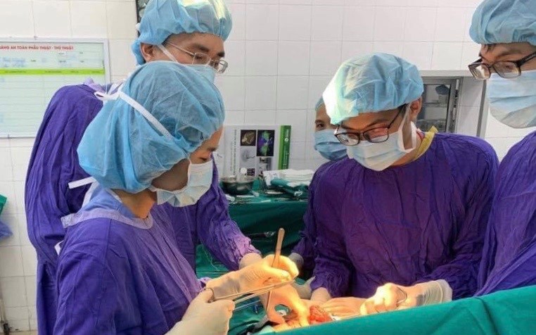 Các bác sĩ phẫu thuật kịp thời cho bệnh nhân.