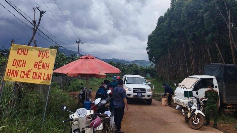 Lực lượng chức năng kiểm soát người dân đi lại khu vực làng có 10 người nhiễm bệnh bạch hầu.