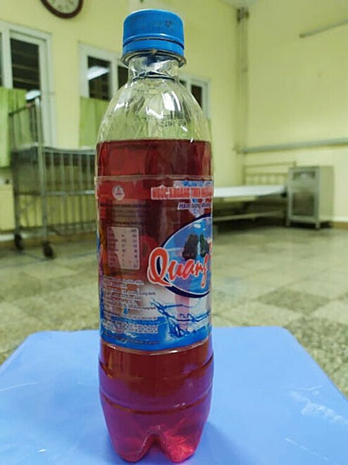 Uống nhầm nước tro tàu hóa chất, em bé nguy kịch