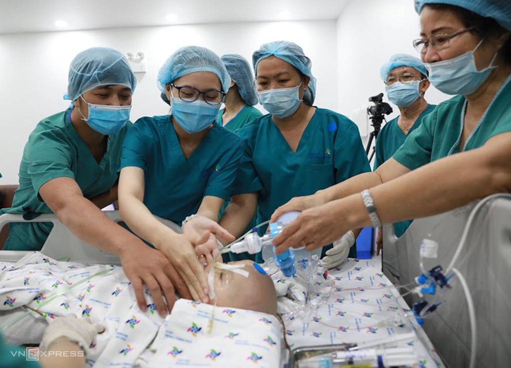 Ca mổ tách hai bé thành công