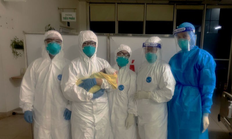 Mổ đẻ trong đêm cho sản phụ cách ly Covid-19