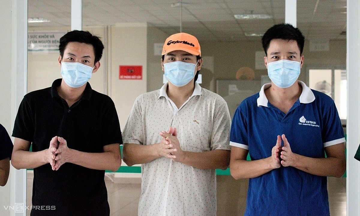 Three men repatriated from Bangladesh are announced recovered from Covid-19 at Hanoi's National Hospital for Tropical Diseases, July 20, 2020. Photo by VnExpress/Chi Le.