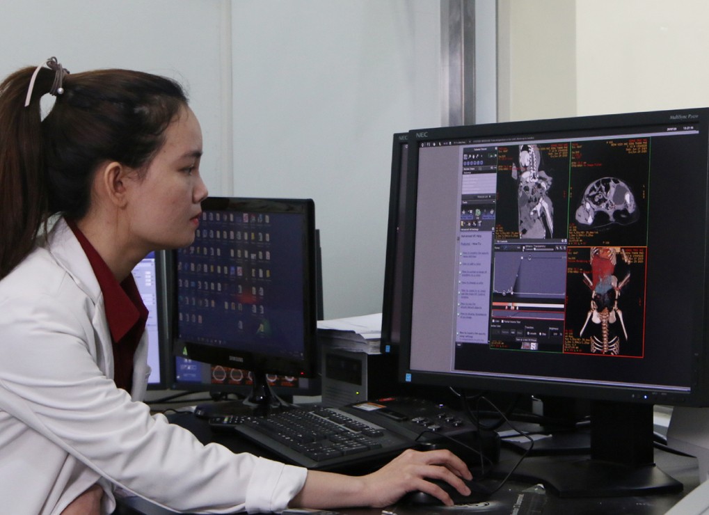 Cô gái dẫn đường trong ca mổ tách hai bé song sinh