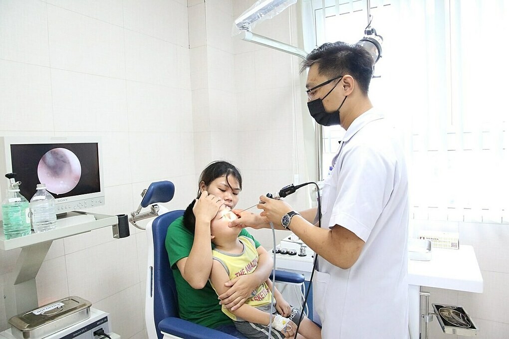 Bác sĩ thăm khám lại cho bệnh nhi trước khi xuất viện. Ảnh: Hà Nguyệt.