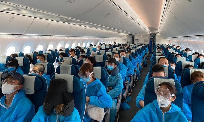 Chinese passengers onboard the charter flight which departs from Hanoi to Nanjing in China, July 18, 2020. Photo courtesy of Vietnam Airlines.