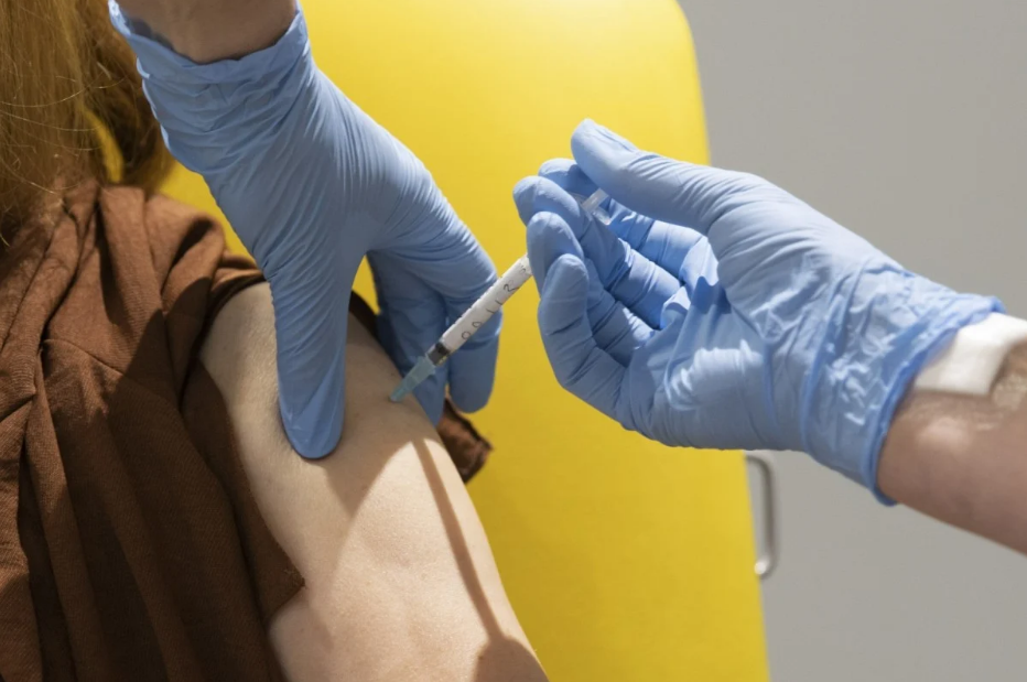 Một tình nguyện viên được tiêm thử vaccine tại Đại học Oxford, Anh, ngày 7/7. Ảnh: SCMP