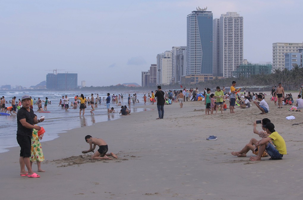 Du khách tắm ở biễn Mỹ Khê hậu giãn cách xã hội vì Covid-19. Ảnh: Đắc Thành.