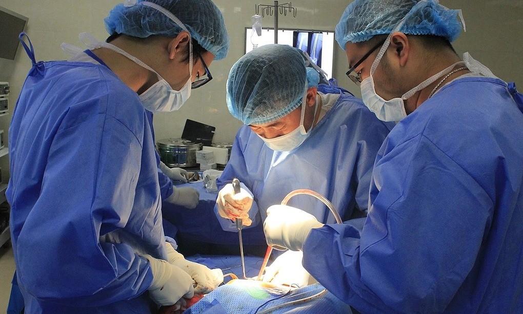 Ca phẫu thuật thay khớp háng cho cụ bà ngày 23/7. Ảnh: Bệnh viện cung cấp.