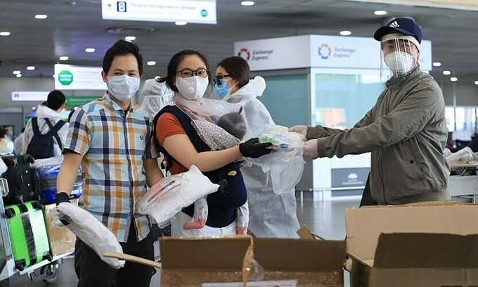Vietnamese citizens prepare to board a Vietnam Airlines repatriation flight in Moscow, Russia, May 12, 2020. Photo by Vietnam News Agency.