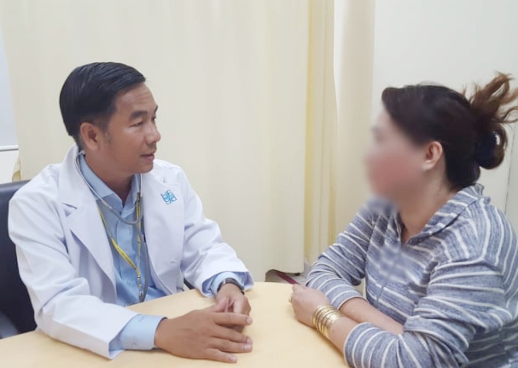 Bác sĩ Mẫn chăm sóc tâm lý cho bệnh nhân tại Bệnh viện Đại học Y Dược. Ảnh Minh Trí.