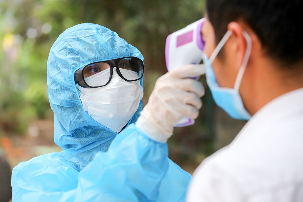 Nhân viên y tế tại Đà Nẵng kiểm tra thân nhiệt, phòng ngừa dịch bệnh. Ảnh: Nguyễn Đông