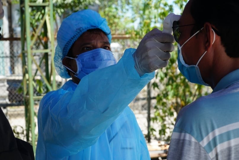 Đo thân nhiệt tại cửa ngõ Quảng Nam. Ảnh: Linh Phạm.