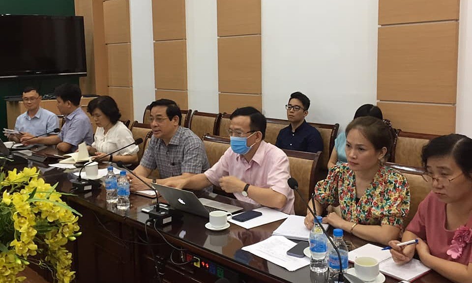 Các chuyên gia hội chẩn tại điểm cầu Bộ Y tế, chiều 29/7. Ảnh: Lê Hảo.