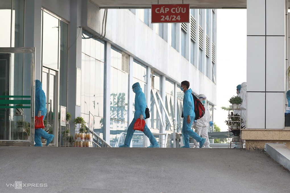 Người từ Guinea Xích đạo về cách ly tại Bệnh viện Bệnh nhiệt đới Trung ương, chiều 29/7. Ảnh: Ngọc Thành.