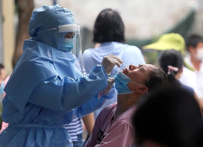 Người dân Đà Nẵng lấy mẫu xét nghiệm nCoV, ngày 1/8. Ảnh: Lê Bảo.