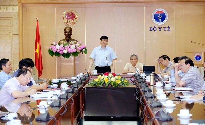 Quyền Bộ trưởng Y tế Nguyễn Thanh Long họp trực tuyến giữa Bộ Y tế, Bảo hiểm Xã hội Việt Nam và lãnh đạo Sở Y tế 63 tỉnh, thành phố, ngày 2/8. Ảnh: Trần Minh.