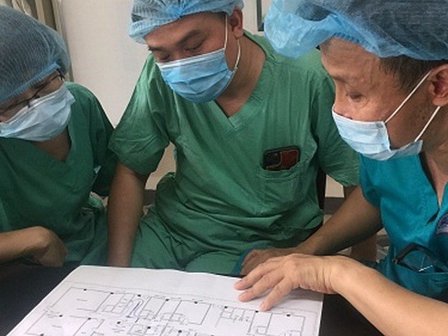 Các bác sĩ hội chẩn can thiệp tĩnh mạch cho 