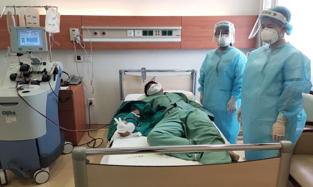 Tình nguyện viên từng là bệnh nhân Covid-19, hiến huyết tương ngày 6/8. Ảnh: Bệnh viện cung cấp.