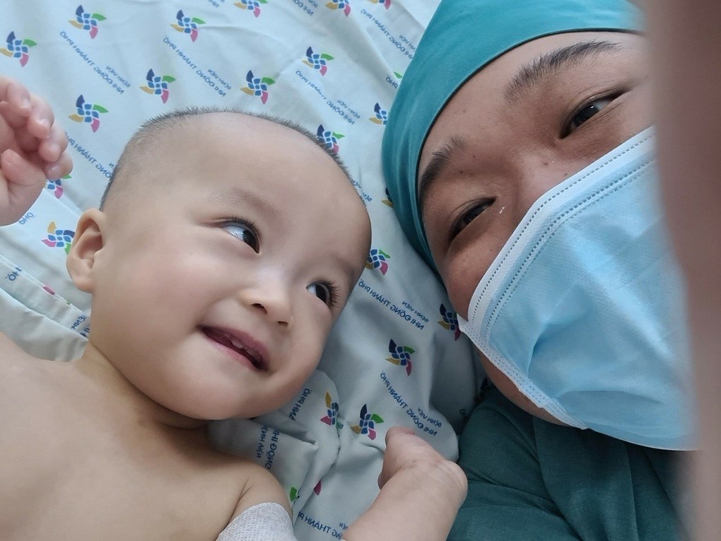 Diệu Nhi rất tự tin, vui vẻ chơi đùa với bác sĩ Phi sau khi cắt bột. Ảnh Bệnh viện cung cấp