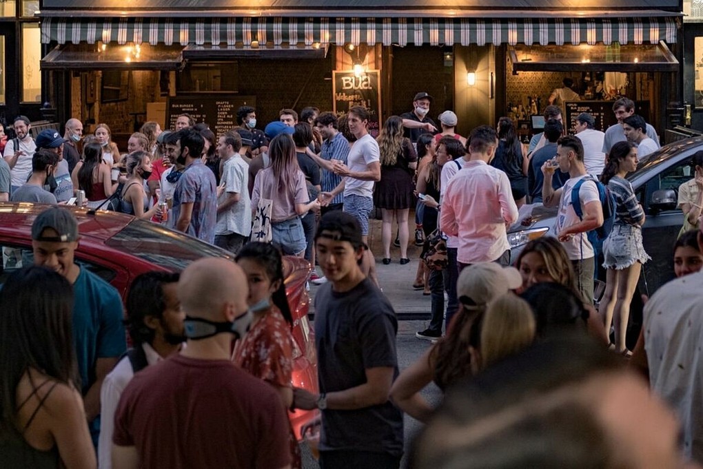 Người dân tại một quán bar thành phố New York, tháng 7/2020. Ảnh: Reuters