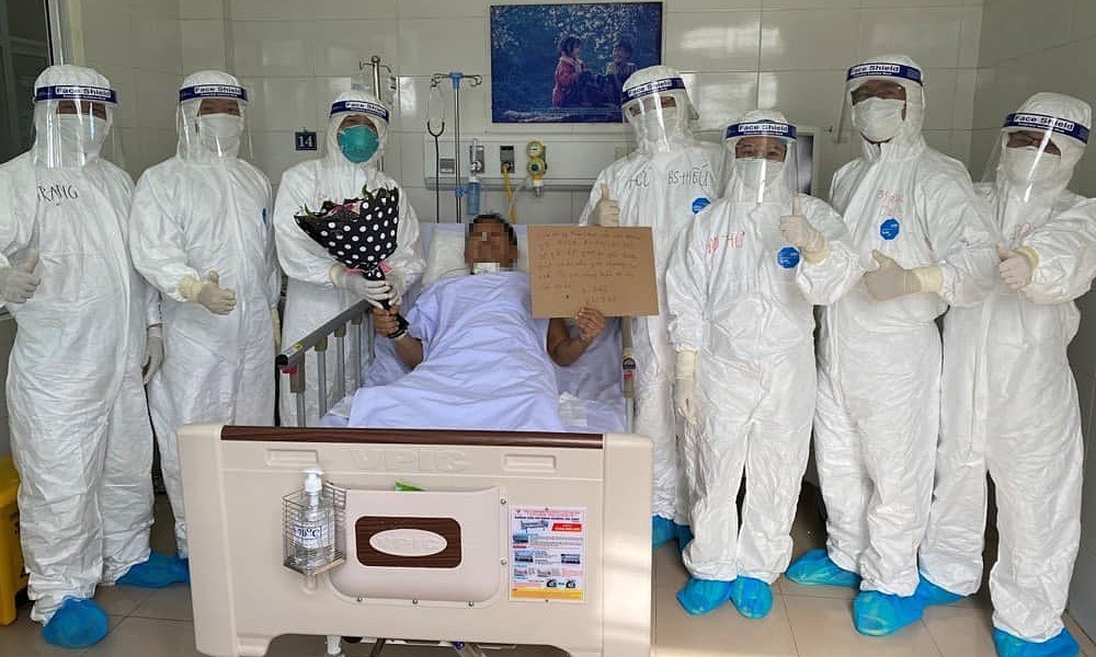 Các bác sĩ chúc mừng 