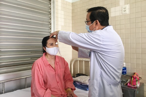 Bác sĩ Ngô Văn Hồng thăm khám cho bà O. sau phẫu thuật