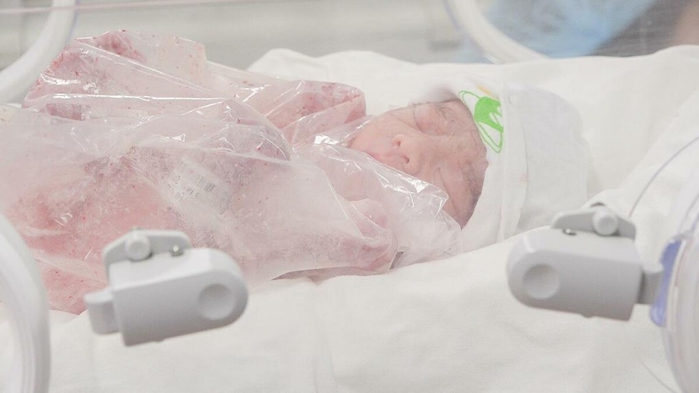 Em bé được chăm sóc tại bệnh viện ngày 19/8. Ảnh: Bệnh viện cung cấp.