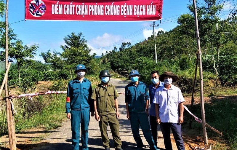 Các lực lượng chức năng ở xã vùng sâu Cư Pui, huyện Krông Bông, địa phương có dịch bạch hầu bùng phát mạnh nhất tỉnh Đắk Lắk hiện nay lập chốt chặn phòng, chống dịch bạch hầu.