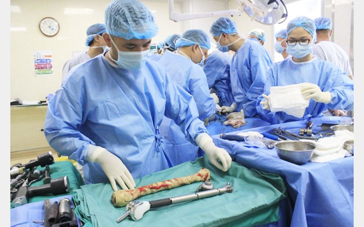 Các bác sĩ thực hiện ca phẫu thuật thay xương cho người bệnh Nguyễn Đức Vượng.