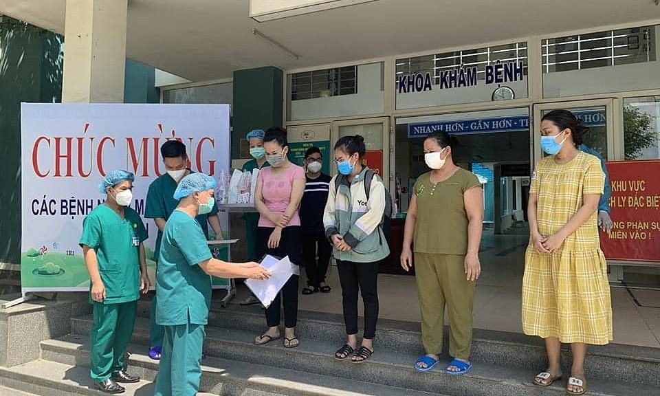 Bác sĩ Bệnh viện dã chiến Hòa Vang trao giấy chứng nhận khỏi Covid-19 cho các bệnh nhân, sáng 29/8. Ảnh: Bộ Y tế.