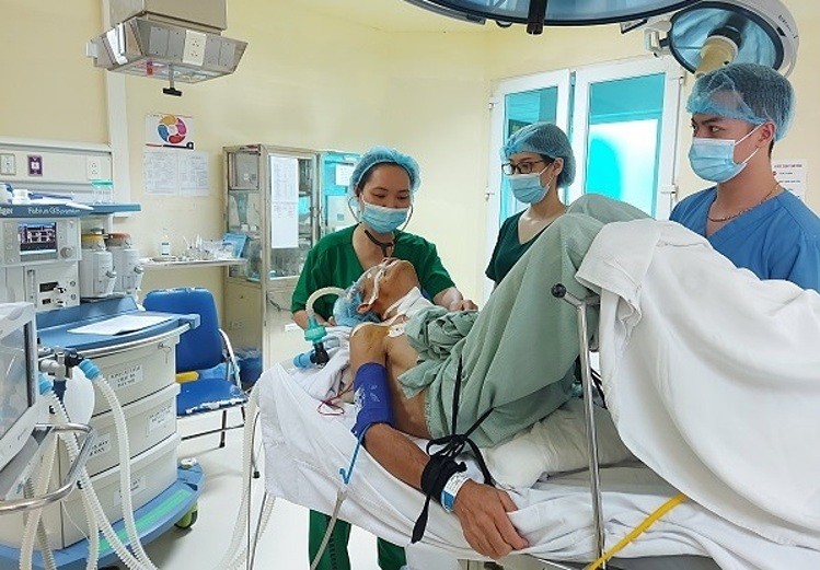 Ca mổ 'nửa nằm nửa ngồi'