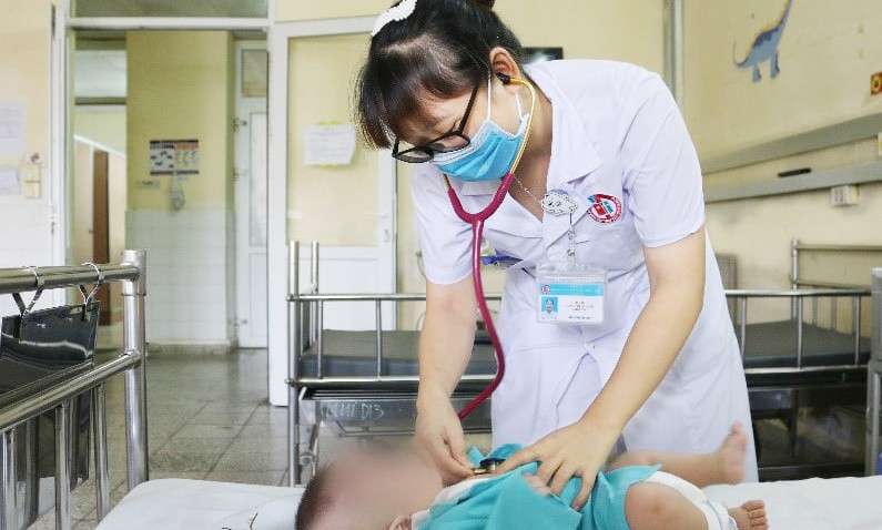 Hai bé ba tháng tuổi ngộ độc thuốc nhỏ mũi