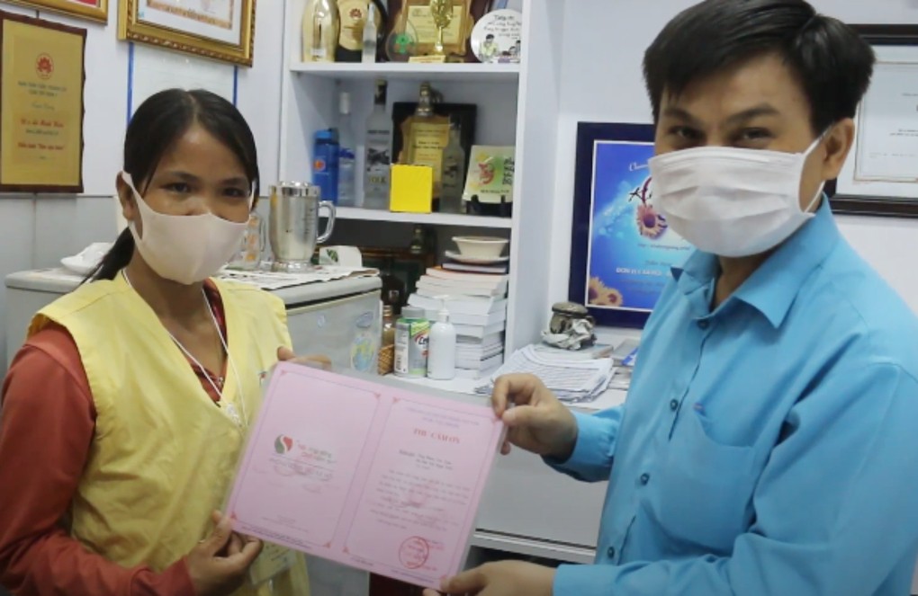 Thạc sĩ Lê Minh Hiển, Trưởng Phòng Công tác xã hội, Bệnh viện Chợ Rẫy đã trao thư cảm ơn của bệnh viện cho chị Bùi Thị Ngọc Tuổi, vợ bệnh nhân Phan Văn Tâm, sau nghĩa cử giúp một bệnh nhân 80 triệu đồng. Ảnh: Bệnh viện cung cấp.