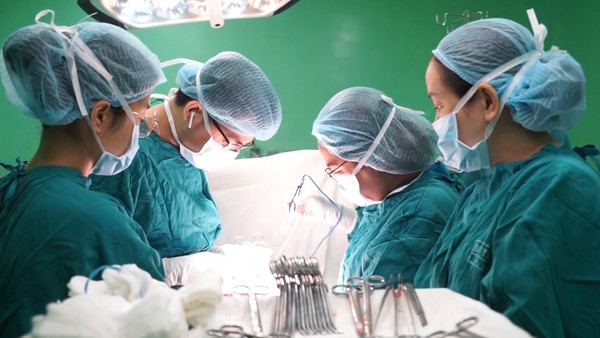 Sau khi đặt vòng, cô gái mang thai bị lạc trong buồng trứng