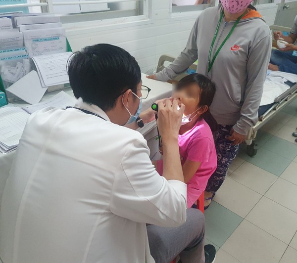 Bác sĩ tại Bệnh viện quận 2 thăm khám cho bệnh nhi nghi ngộ độc thực phẩm