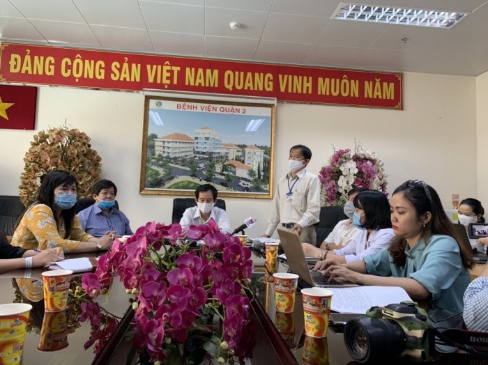 Bác sỹ Trương Thanh Trung (đứng), Trưởng phòng Y tế Q.2 trình bày trong buổi họp báo