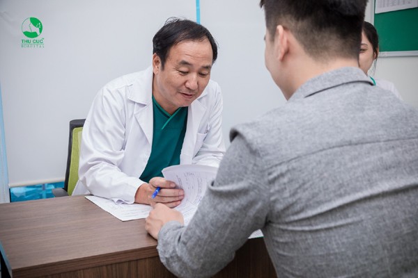 BS. Sơn khám và tư vấn phác đồ điều trị trĩ cho người bệnh