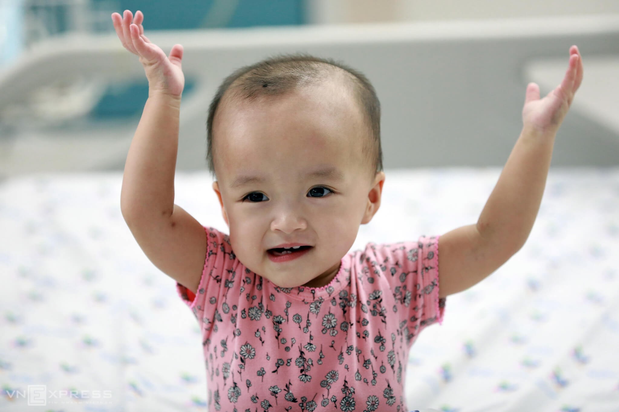 Diệu Nhi đưa tay lên cao và lắc lư khi nghe nhạc.

Kỹ thuật viên Đỗ Thị Bích Thuận, Trưởng khoa Phục hồi chức năng Bệnh viện Nhi đồng Thành phố, cho biết sức khỏe của chị em tiến triển rất tốt, nhất là trí giác, lanh lợi và vui vẻ. 