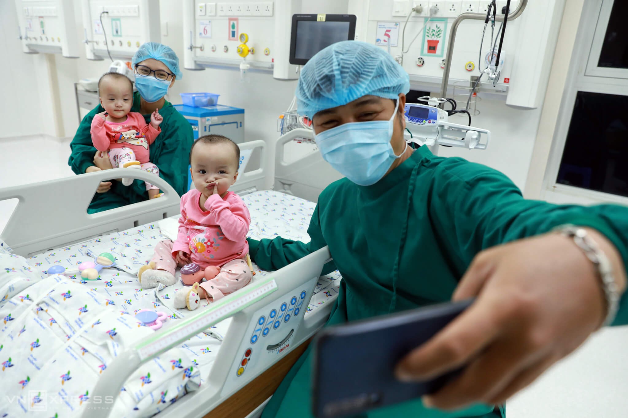 Hai bé biết tạo dáng khi cả nhà cùng chụp ảnh. Mỗi ngày đến giờ ăn và uống sữa, ba mẹ luôn có mặt để cùng các điều dưỡng cho hai bé ăn.

