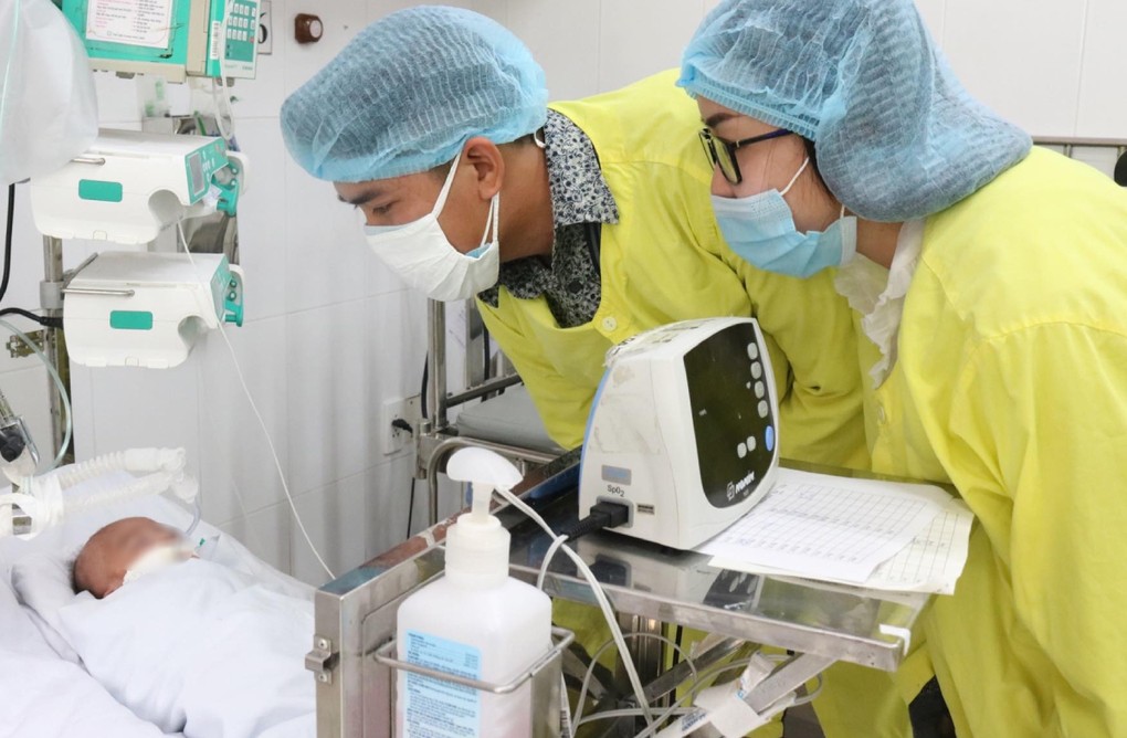 Bất ngờ gặp lại sau khi tưởng con đã qua đời, bố mẹ bé quyết định để con tiếp tục điều trị tại Bệnh viện quận Thủ Đức thay vì đưa về bệnh viện gần nhà ở Vĩnh Long. Ảnh: Bệnh viện cung cấp.