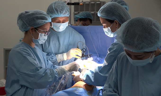 Đông mạch máu cứu bé bị truyền máu song thai