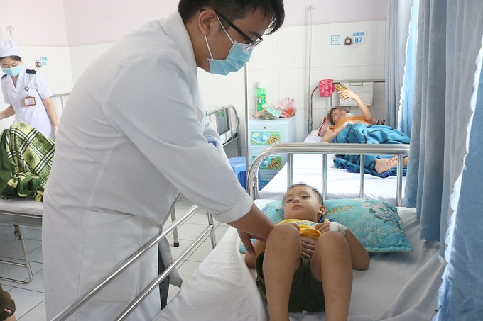 Bé trai vỡ lá lách khi xe máy ngã