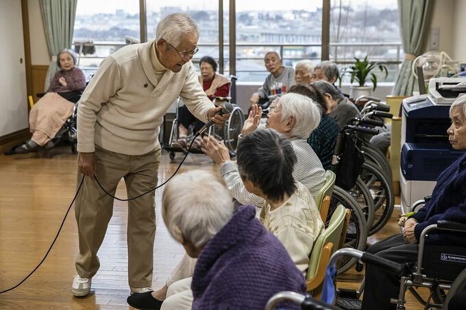 Tình nguyện viên cao tuổi tại nhà dưỡng lão Chiba, Nhật Bản. Ảnh: WSJ