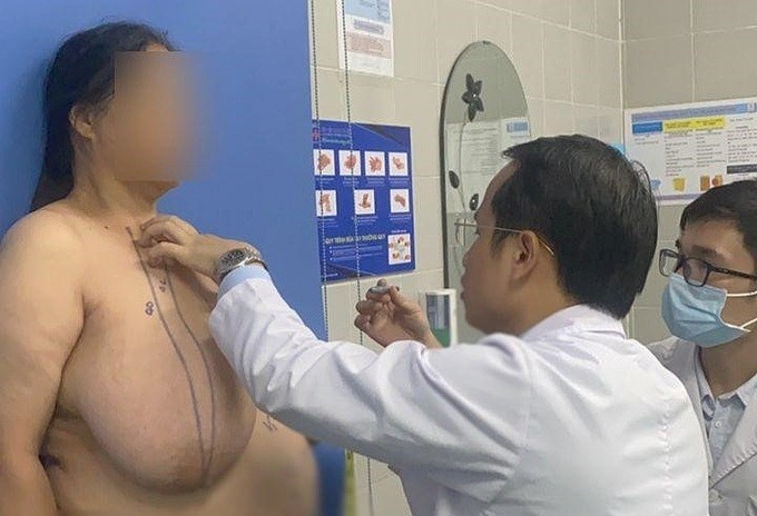 Bác sĩ Hồng khám ngực cho nữ bệnh nhân. Ảnh: Bệnh viện cung cấp.