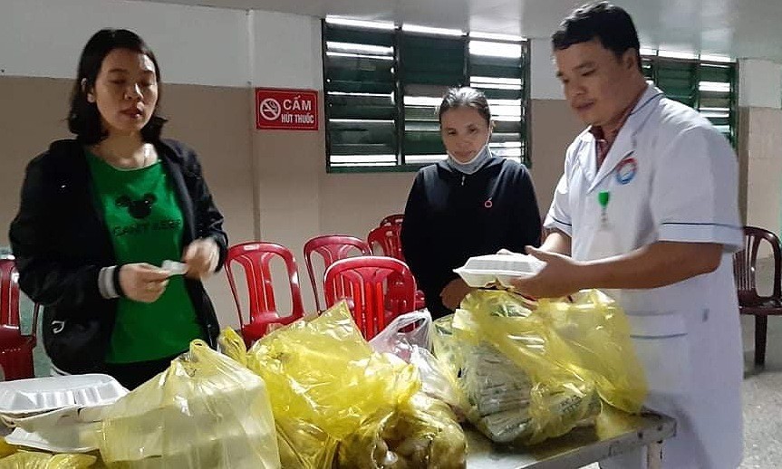 Các bác sĩ Bệnh viện Hữu nghị Việt Nam - Cu Ba Đồng Hới trao suất cơm miễn phí cho bệnh nhân. Ảnh: Bác sĩ cung cấp.