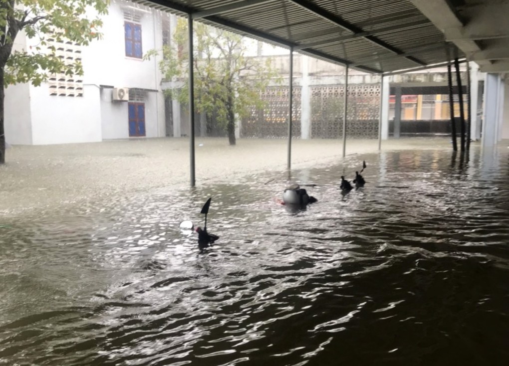 Nước ngập lút xe máy dựng trong bệnh viện huyện Cẩm Xuyên. Ảnh: Bác sĩ cung cấp.